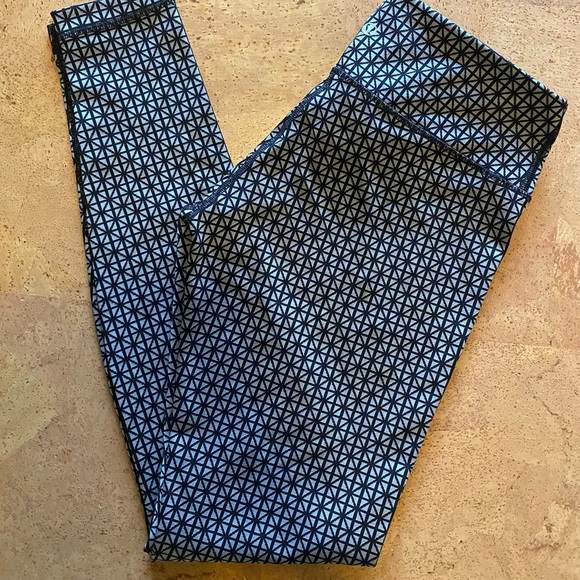 Lululemon Wunder Under Pant *Full-On Luon
Tri Geo Silver Spoon Black - size 6 - Picture 4 of 7